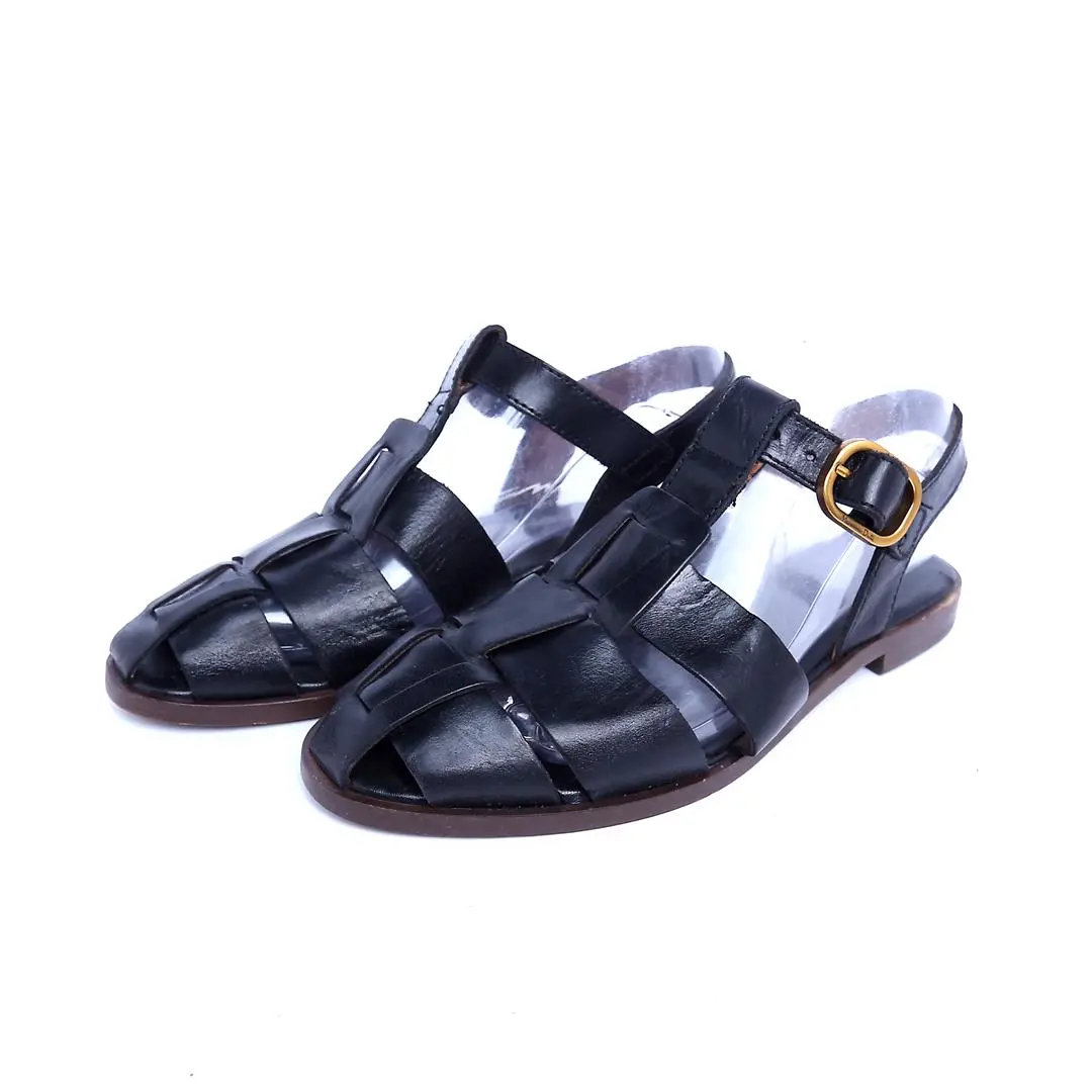 Massimo Dutti. . 1