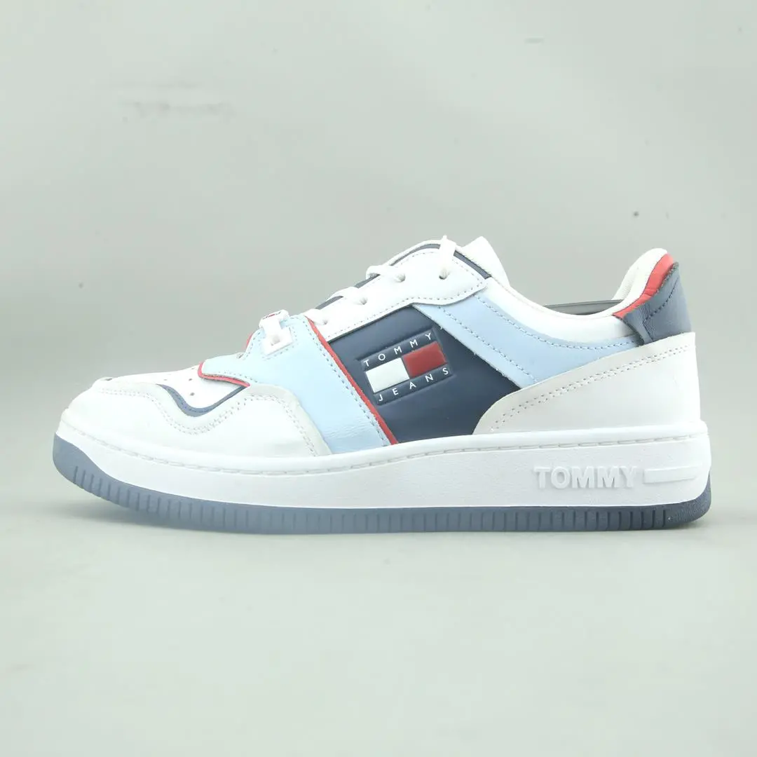 Tommy Hilfiger . 1