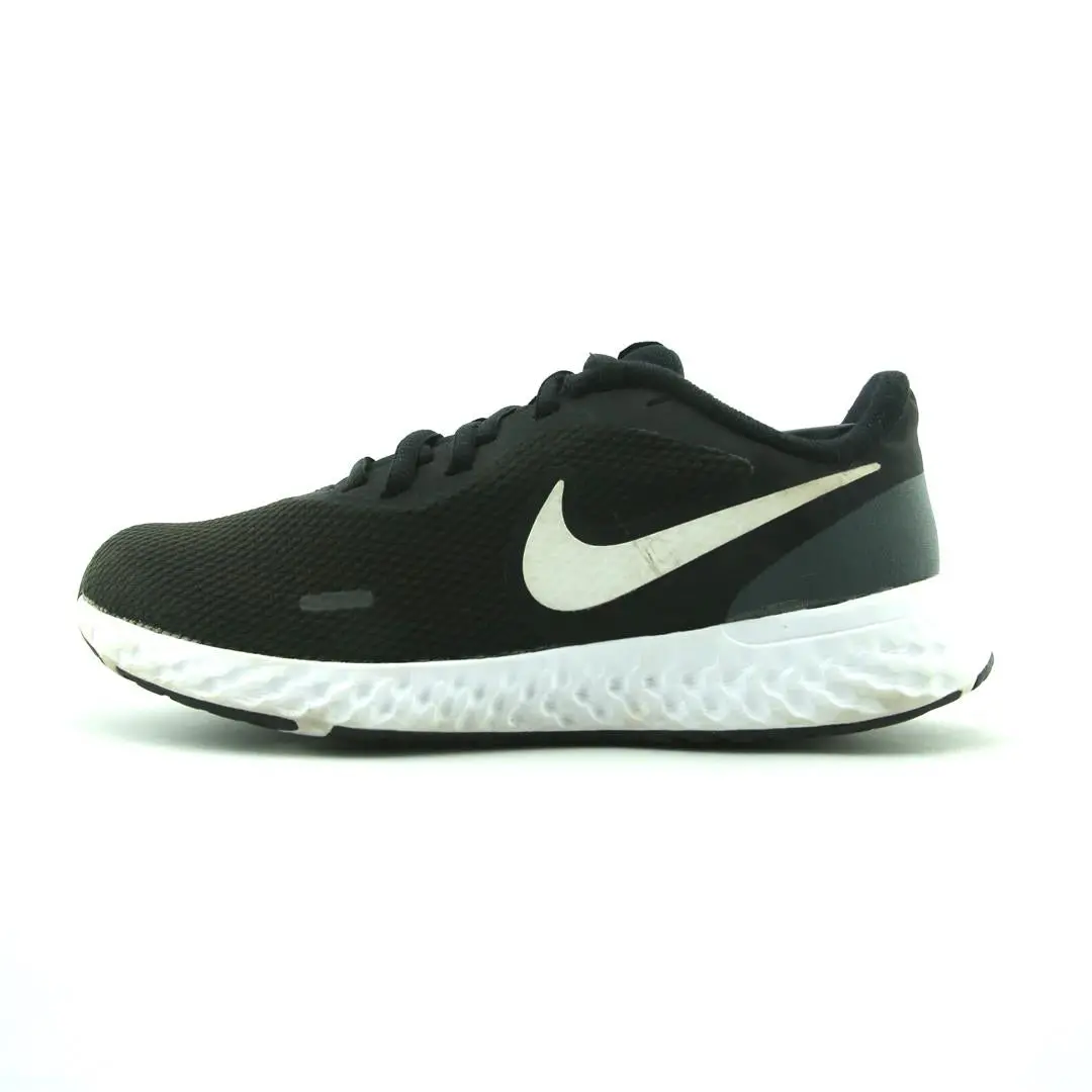 Nike Revolution 5 1
